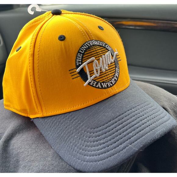 University of  Iowa Hawkeyes, Retro Circle Hat, The Game NWT snapback - Picture 2 of 6